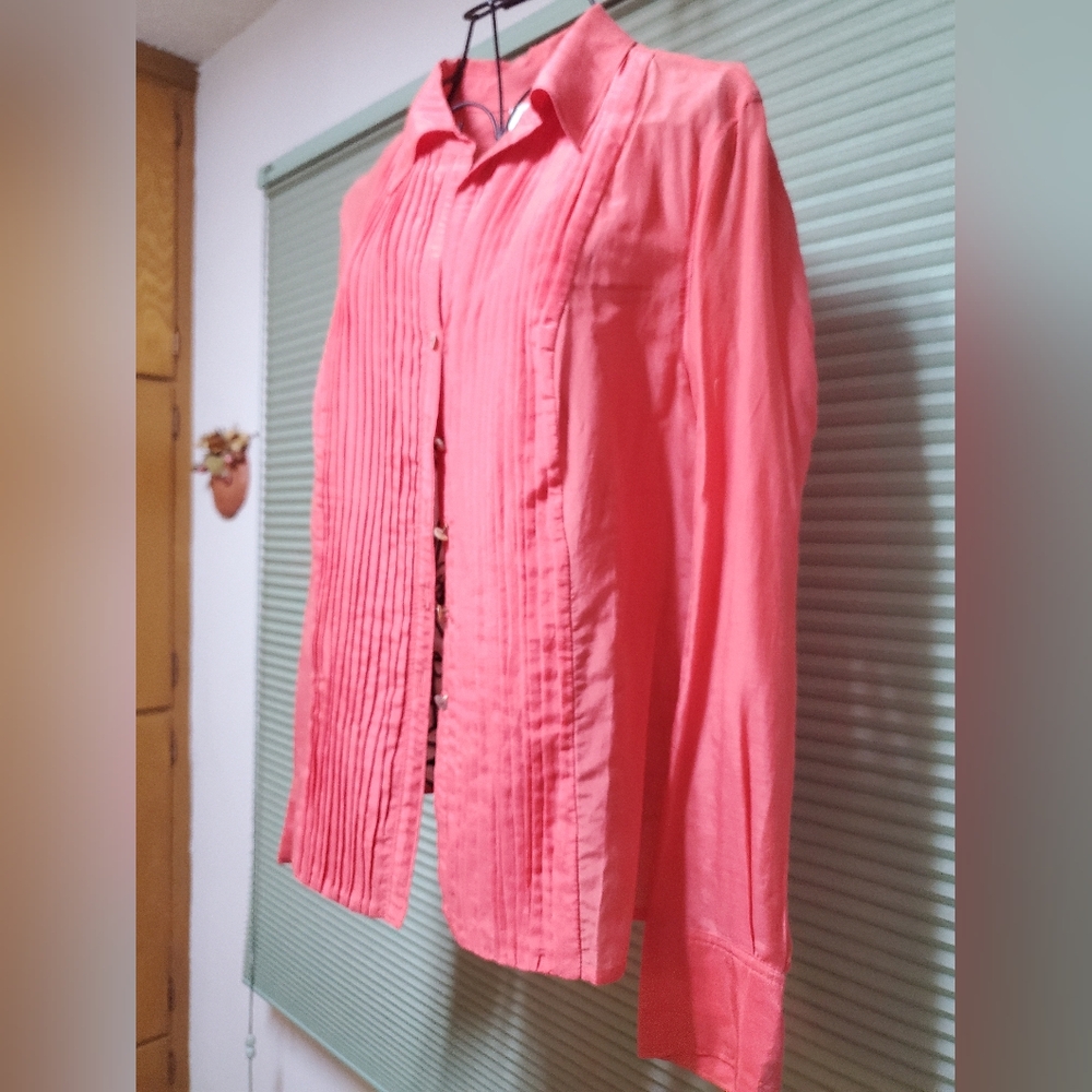 Womens dress shirt by Coldwater Creek Spirit in a size 6. Coral color.
